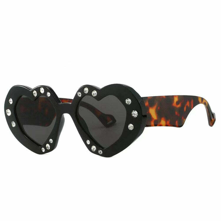 Grunge Style Heart-Shaped Sunglasses for Y2K Aesthetic Lovers