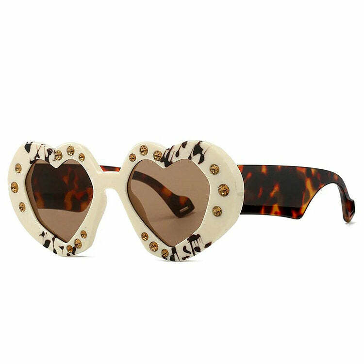 Grunge Style Heart-Shaped Sunglasses for Y2K Aesthetic Lovers