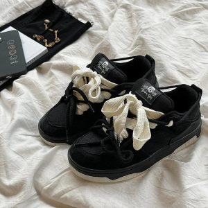 Monochrome Edge Low-Top Sneakers for Y2K Aesthetic and Grunge Style