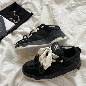 Monochrome Edge Low-Top Sneakers for Y2K Aesthetic and Grunge Style