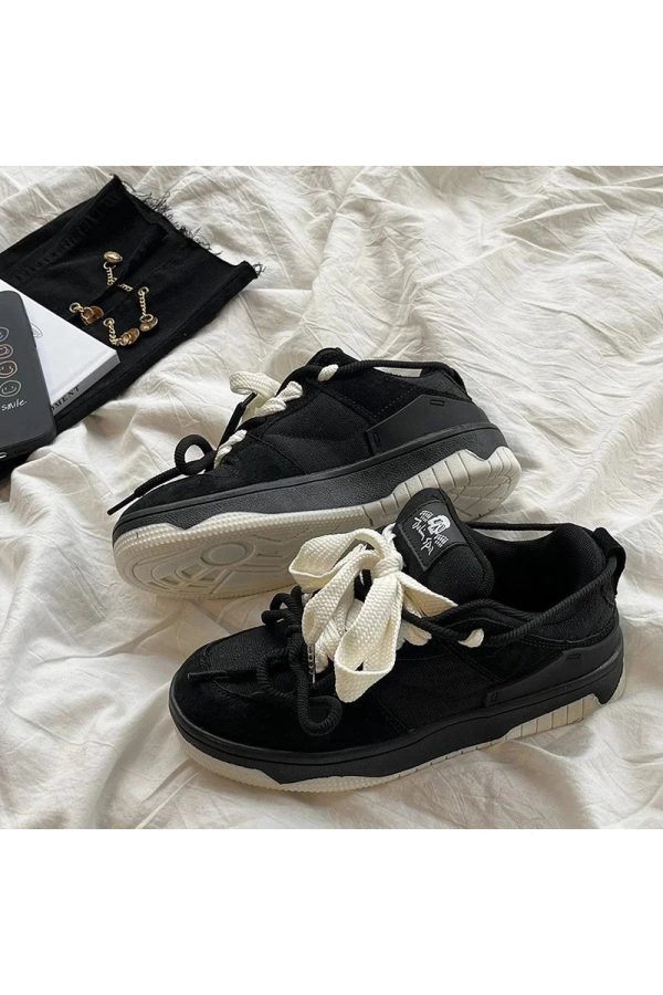 Monochrome Edge Low-Top Sneakers for Y2K Aesthetic and Grunge Style