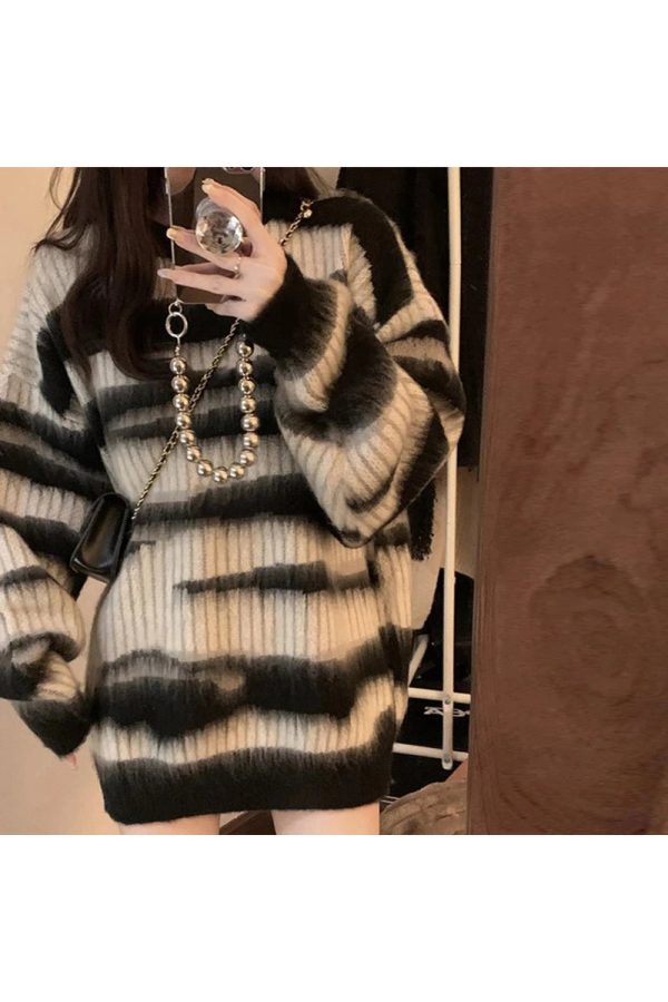 Monochrome Tie-Dye Oversized Hoodie for Y2K Aesthetic and Grunge Style