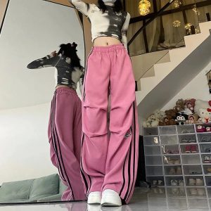 Trendy Y2K Wide-Leg Pants for a Chic Streetwear Aesthetic